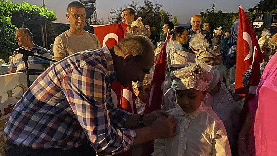 TOPLU SÜNNET TÖRENİ RENKLİ GÖRÜNTÜLERE SAHNE OLDU