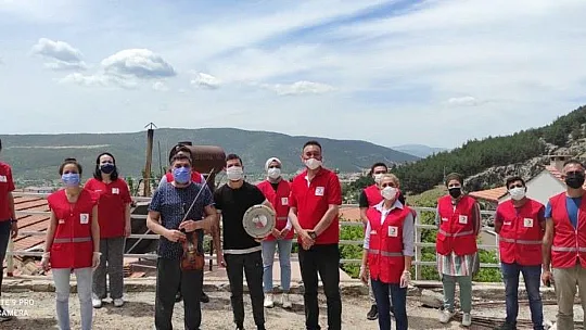 Kızılay ekiplerine keman çalarak teşekkür ettiler