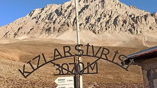 30 Ağustos'u 3 bin 70 metrede kutladılar
