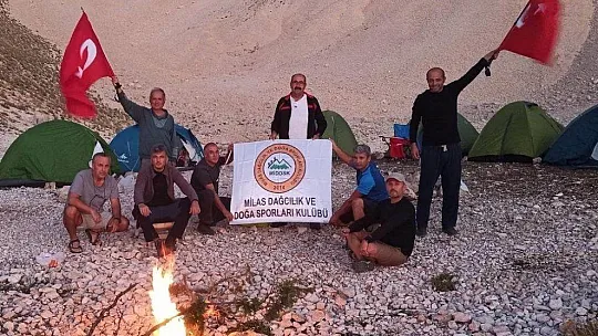 30 Ağustos'u 3 bin 70 metrede kutladılar