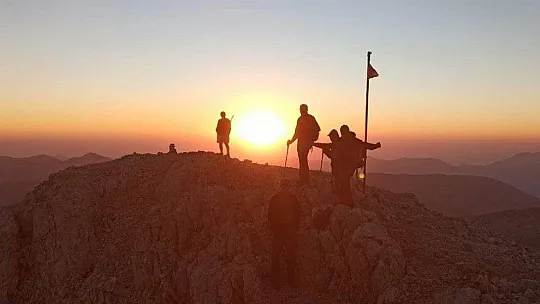 30 Ağustos'u 3 bin 70 metrede kutladılar