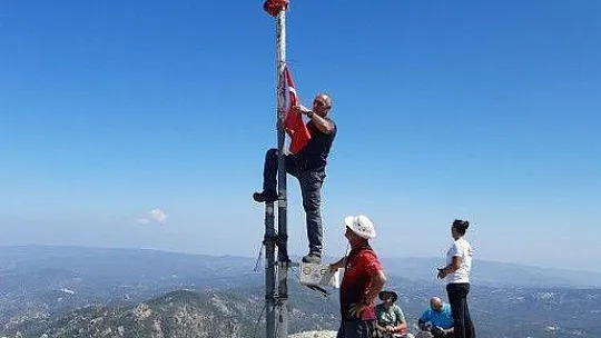 30 Ağustos'u zirvede kutladılar