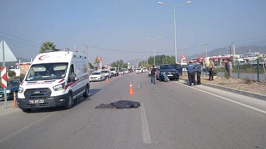 YABANCI PLAKALI LÜKS OTOMOBİL, MOTORSİKLETE ÇARPTI!