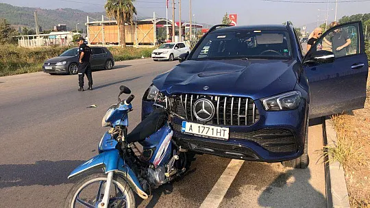 YABANCI PLAKALI LÜKS OTOMOBİL, MOTORSİKLETE ÇARPTI!