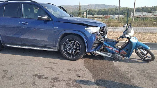 YABANCI PLAKALI LÜKS OTOMOBİL, MOTORSİKLETE ÇARPTI!