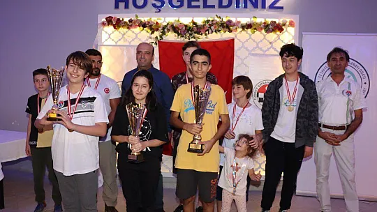 TURNUVADA DERECEYE GİRENLER ÖDÜLLERİNİ ALDI