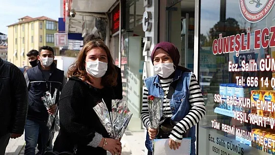 AK Parti Seydikemer İlçe Gençlik Kolları 8 Mart dolayısıyla karanfil dağıttı
