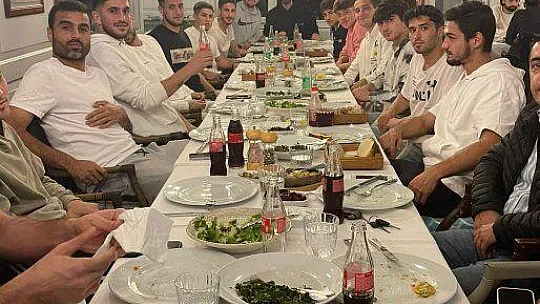 FUTBOLCULAR AKŞAM YEMEĞİNDE BİR ARAYA GELDİ