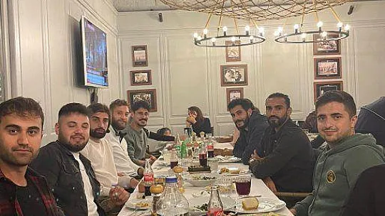 FUTBOLCULAR AKŞAM YEMEĞİNDE BİR ARAYA GELDİ