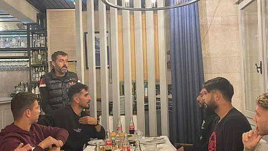 FUTBOLCULAR AKŞAM YEMEĞİNDE BİR ARAYA GELDİ