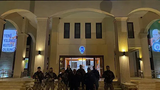 YILBAŞI GECESİNDE KAYMAKAM KARAMANIN AYAK BASMADIĞI YER KALMADI