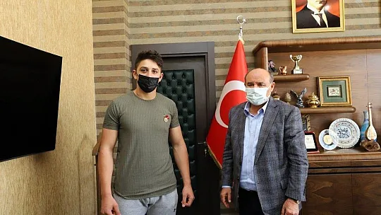 Başkan Otgöz'den şampiyon güreşçiye altın hediye