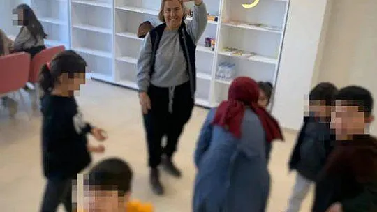 DEPREMZEDE ÇOCUKLAR ÖĞRETMENLER EŞLİĞİNDE ŞARKI SÖYLEDİ