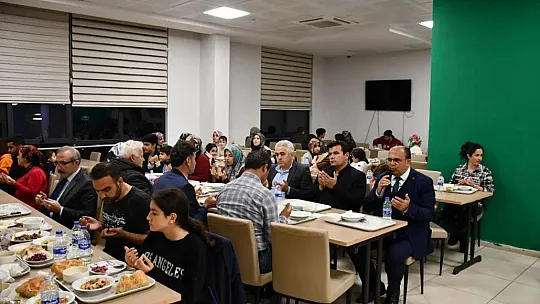 KAYMAKAM KARAMAN, İLK İFTAR YEMEĞİNDE DEPREMZEDELER İLE BİR ARAYA GELDİ