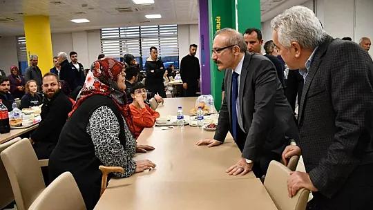 KAYMAKAM KARAMAN, İLK İFTAR YEMEĞİNDE DEPREMZEDELER İLE BİR ARAYA GELDİ