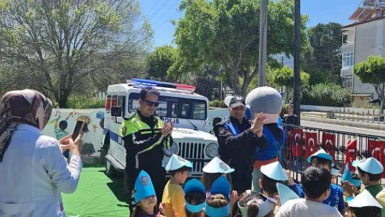 Fethiye polisi gönül köprüsü kurmaya devam ediyor