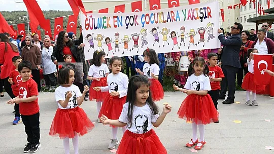 Depremin yaraları 23 Nisan coşkusuyla sarıldı