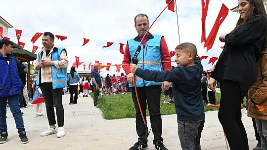 Depremin yaraları 23 Nisan coşkusuyla sarıldı