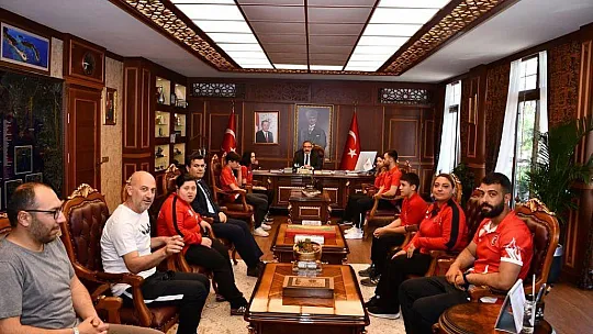 Milli sporcular Kaymakam Karaman'ı ziyaret etti