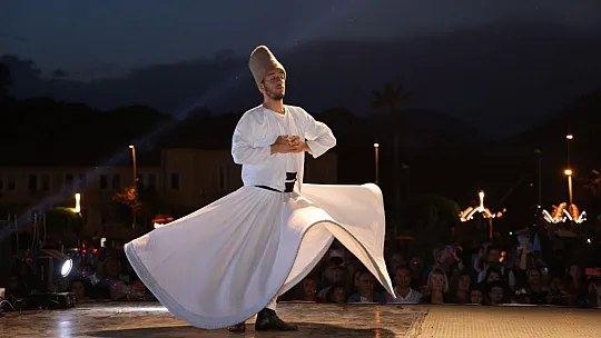 Festival renkli görüntülerle başladı