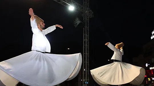 Festival renkli görüntülerle başladı