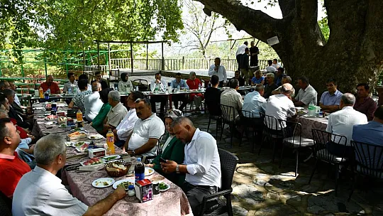 Deprem Bölgesine Atanan Kaymakam'a Veda Yemeği 