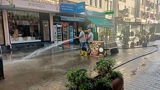 Şiddetli Yağmur Sonrası Belediye'den Hummalı Temizlik Çalışması 