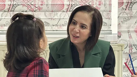 Vali Akbıyık'ın eşi, koruma altındaki çocukları ziyaret etti