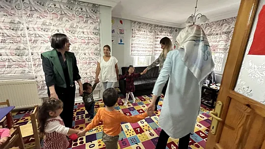 Vali Akbıyık'ın eşi, koruma altındaki çocukları ziyaret etti