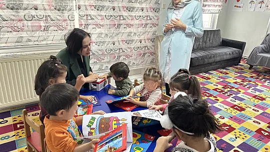 Vali Akbıyık'ın eşi, koruma altındaki çocukları ziyaret etti