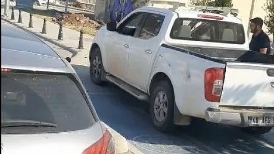 Trafik Magandaları Dubayı Söküp Kamyonetini Bisiklet Yolundan Geçirdi