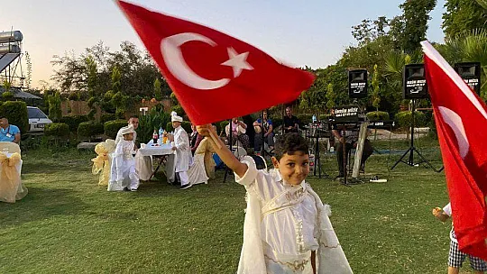 TOPLU SÜNNET TÖRENİ RENKLİ GÖRÜNTÜLERE SAHNE OLDU