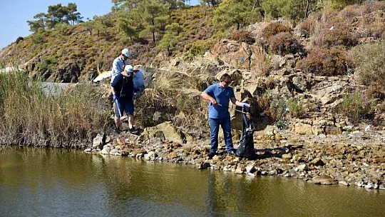 4 saatte 850 kilogram çöp topladılar