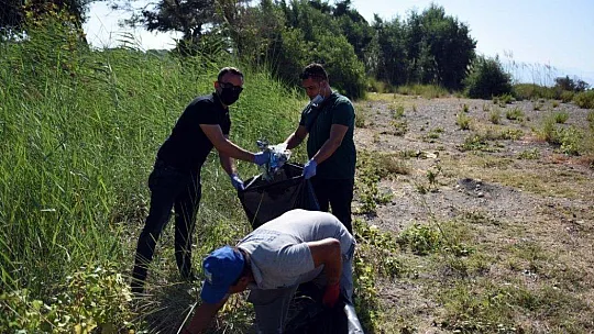 4 saatte 850 kilogram çöp topladılar