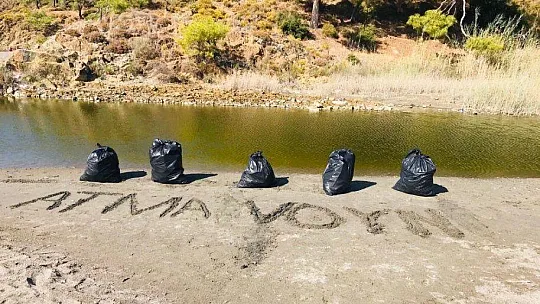 4 saatte 850 kilogram çöp topladılar