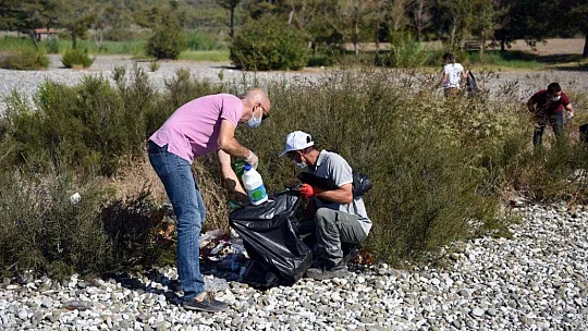 4 saatte 850 kilogram çöp topladılar