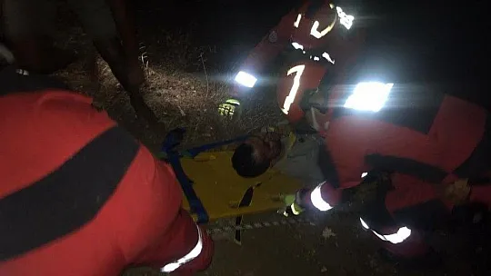 40 metrelik uçurumdan 3 saatte kurtarıldılar