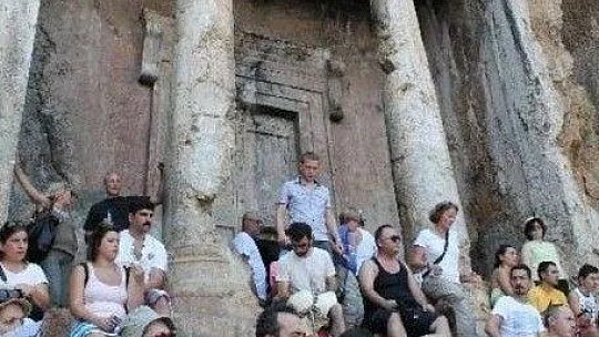 Pandemiye rağmen Kayaköy'e ziyaretçi akını