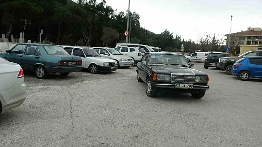 42 YAŞINDAKİ NOSTALJİK ARABASINA GÖZÜ GİBİ BAKIYOR