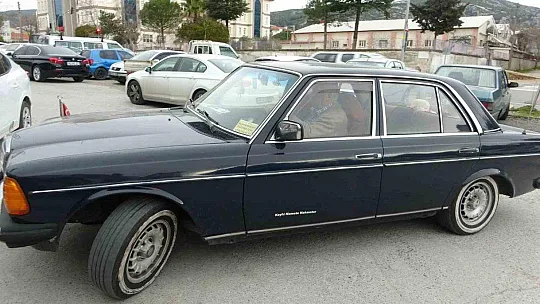 42 YAŞINDAKİ NOSTALJİK ARABASINA GÖZÜ GİBİ BAKIYOR