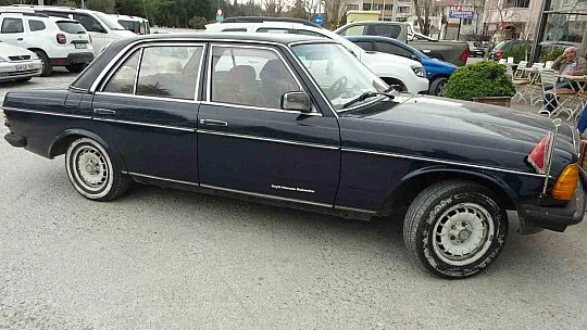 42 YAŞINDAKİ NOSTALJİK ARABASINA GÖZÜ GİBİ BAKIYOR