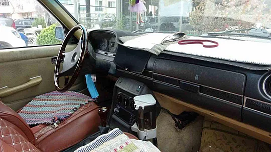 42 YAŞINDAKİ NOSTALJİK ARABASINA GÖZÜ GİBİ BAKIYOR
