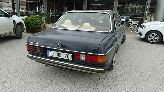 42 YAŞINDAKİ NOSTALJİK ARABASINA GÖZÜ GİBİ BAKIYOR