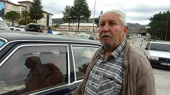 42 YAŞINDAKİ NOSTALJİK ARABASINA GÖZÜ GİBİ BAKIYOR