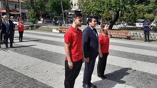 Kutlama Programı Çelenk Töreni İle Başladı