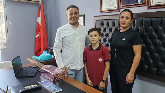 Fethiye'de Atatürk Büstünü Yenileyen Öğrenciye Okulundan Hediye 