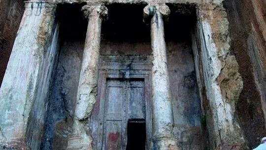 Aminthas Kaya Mezarları 