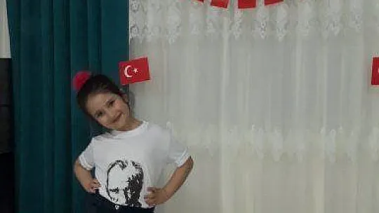 Fethiye'de evde kalan çocukların 23 Nisan coşkusu
