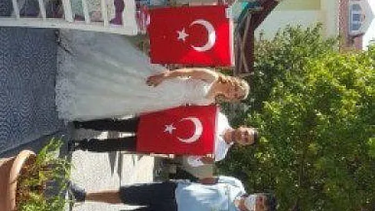 2 BİN 500 TÜRK BAYRAĞI DAĞITILDI