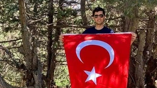 Bayrak için zirveye tırmandılar